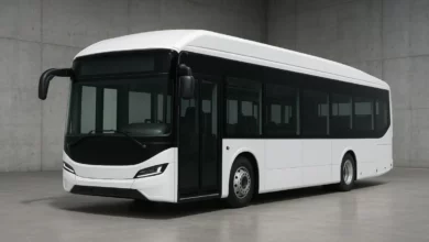 В зображенні видно сучасний електробус, розташований у великому приміщенні з бетонними стінами.