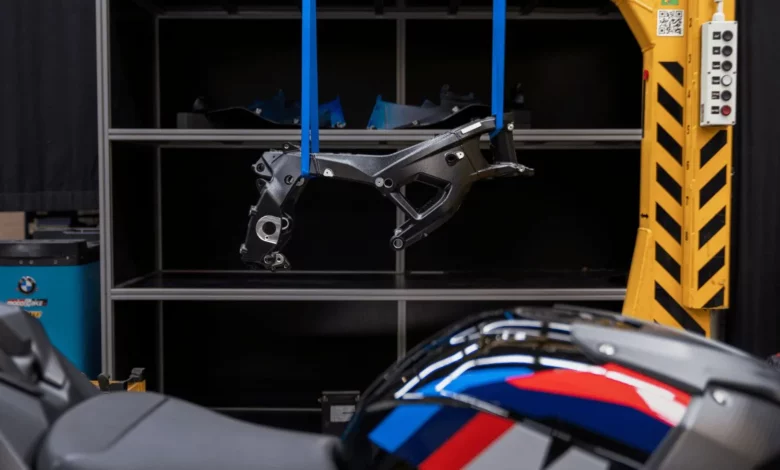 BMW M1000 RR отримав нову раму M Motorsport та оновлення на 2027 рік