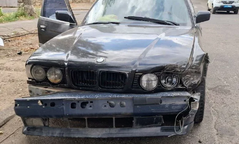 У Миколаєві BMW в’їхав у припарковану Kia Carens: травмована пасажирка