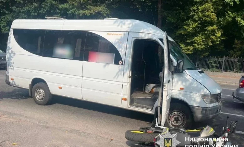У Вінниці мотоцикліст травмувався внаслідок зіткнення з мікроавтобусом