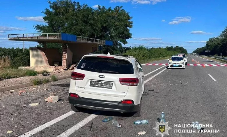 На автодорозі Київ – Чоп біля Дідовичів Kia Sorento в’їхала в зупинку: є травмовані