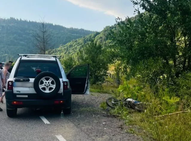 У Репинному 15-річний мотоцикліст зіткнувся з Land Rover: поліція розслідує ДТП
