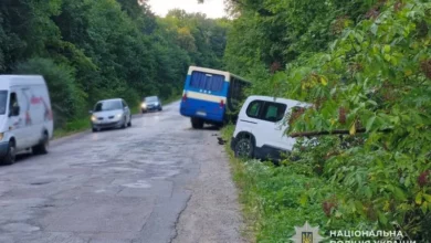 На Тернопільщині рейсовий автобус зіткнувся з легковиком на трасі Т-20-02