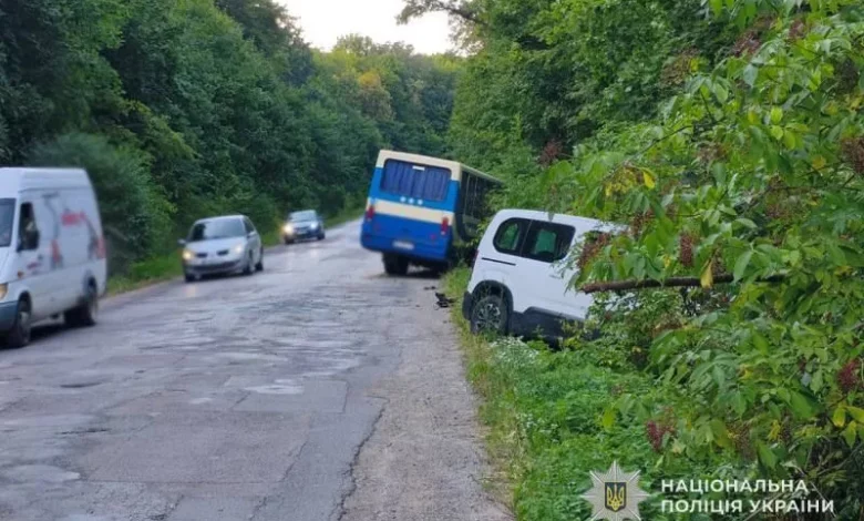 На Тернопільщині рейсовий автобус зіткнувся з легковиком на трасі Т-20-02