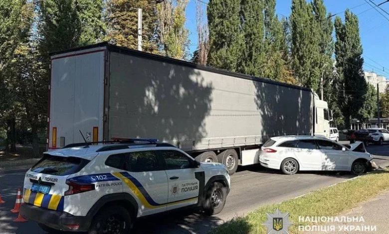 У Кременчуці легковик Ford зіткнувся з вантажівкою: травмовано водія