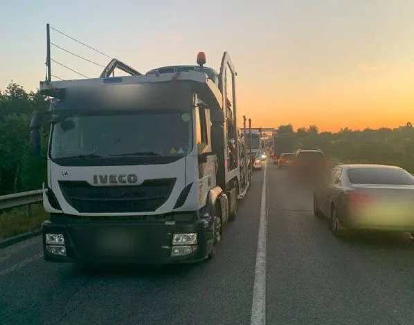 На трасі М-06 біля Пасік-Зубрицьких тимчасово блокували смугу через несправну вантажівку