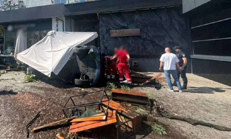 У Києві на Великій Васильківській зіткнулися два BMW: одна автівка перекинулась