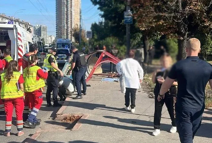 Смертельна ДТП у Солом’янському районі Києва: легковик врізався в маршрутку та зупинку