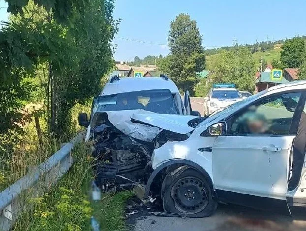 На Рахівщині зіткнулися Ford і Volkswagen: травмовано сімох людей, серед них двоє дітей