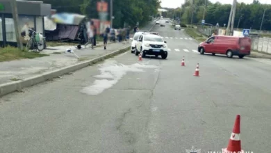 У Малині Opel в’їхав у будівлю магазину: травмовані водій і підліток