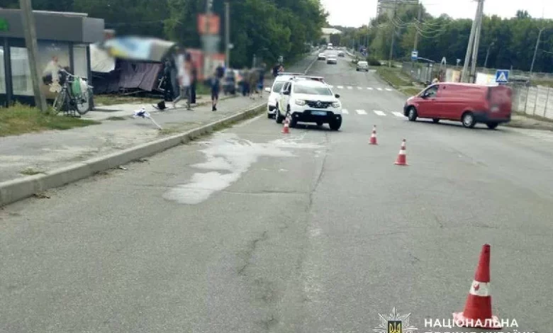 У Малині Opel в’їхав у будівлю магазину: травмовані водій і підліток