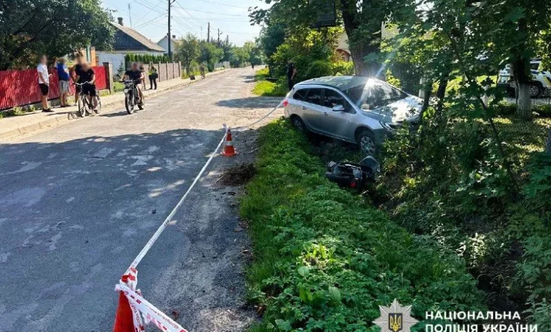 У Рокитному мопед Yamaha зіткнувся з Opel Astra: травмувалася 17-річна водійка