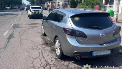 У Звягелі водійка електроскутера травмувалася через відчинені дверцята Mazda