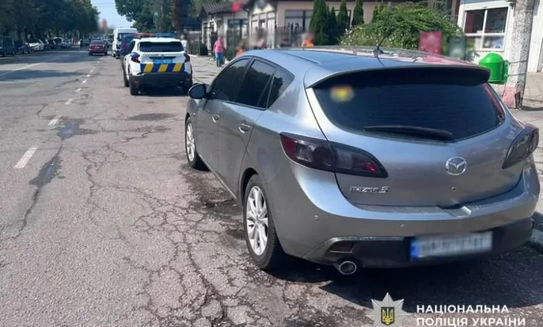 У Звягелі водійка електроскутера травмувалася через відчинені дверцята Mazda