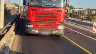 На Південнобузькому мосту у Миколаєві вантажівка Scania збила велосипедиста