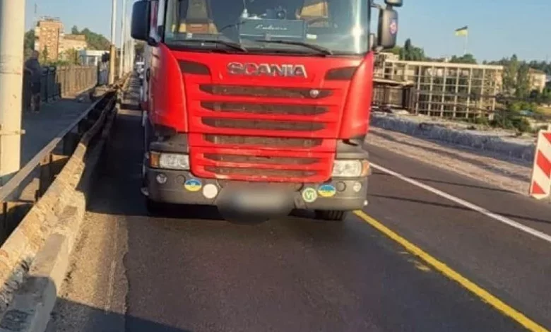 На Південнобузькому мосту у Миколаєві вантажівка Scania збила велосипедиста
