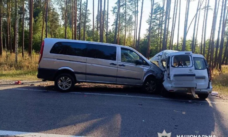 На Вишгородщині зіткнулися Renault Express і Mercedes-Benz Vito: один водій загинув, інший у лікарні
