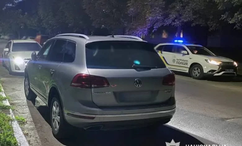 У Житомирі Volkswagen Touareg наїхав на пенсіонерку під час руху заднім ходом