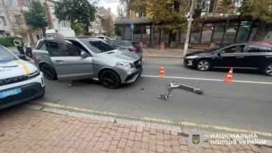 У Вінниці зіткнулися Mercedes та електросамокат: постраждала дівчина