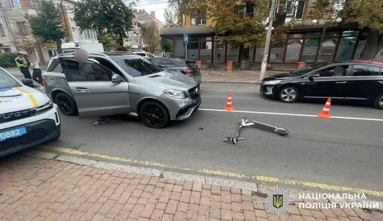 У Вінниці зіткнулися Mercedes та електросамокат: постраждала дівчина