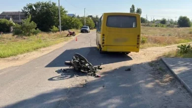 У Миколаївському районі двоє підлітків на мотоциклах зіткнулися з пасажирським автобусом