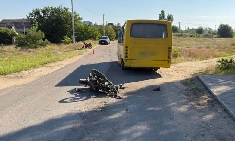 У Миколаївському районі двоє підлітків на мотоциклах зіткнулися з пасажирським автобусом