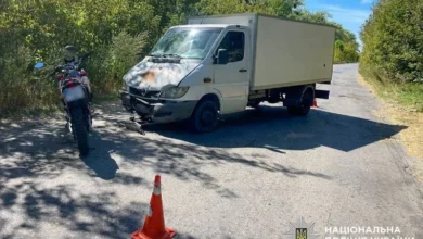 На Шепетівщині мотоцикліст травмувався внаслідок зіткнення з фургоном Mercedes-Benz