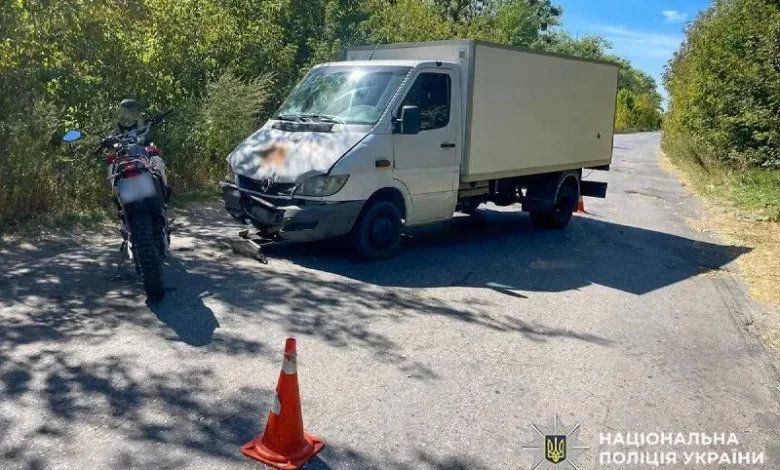 На Шепетівщині мотоцикліст травмувався внаслідок зіткнення з фургоном Mercedes-Benz