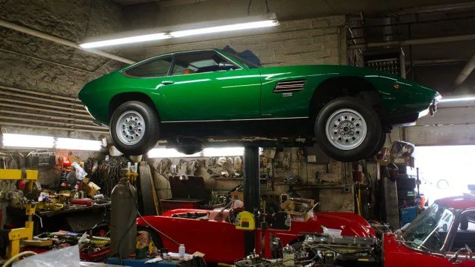 Звичайний сервіс у Йонкерсі, де ремонтують унікальні Jaguar, Ferrari та Lancia