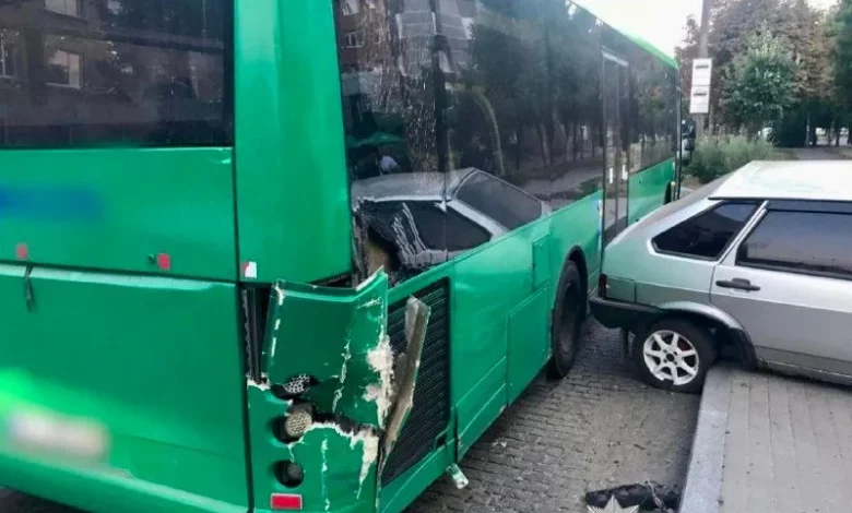 У Білій Церкві ВАЗ врізався в автобус і збив жінку на зупинці
