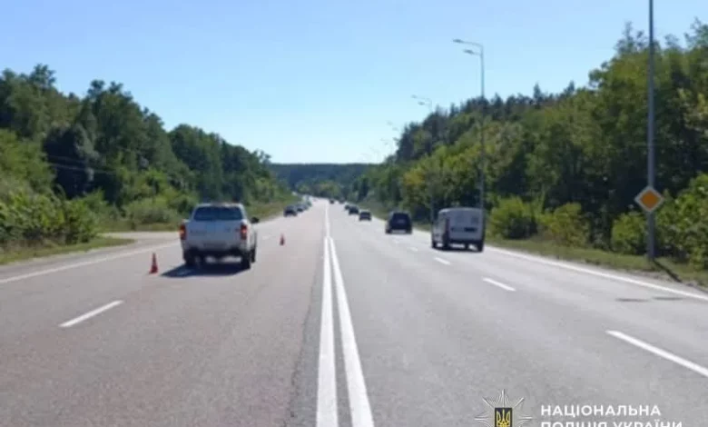 Поблизу Житомира водій Mitsubishi збив пішохода, поліція встановлює його особу