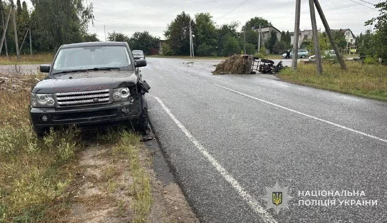 У Кролевці внаслідок зіткнення Land Rover з мотоблоком загинув водій
