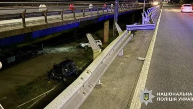 На Південному мосту в Києві Opel Zafira злетів із мосту: водій загинув