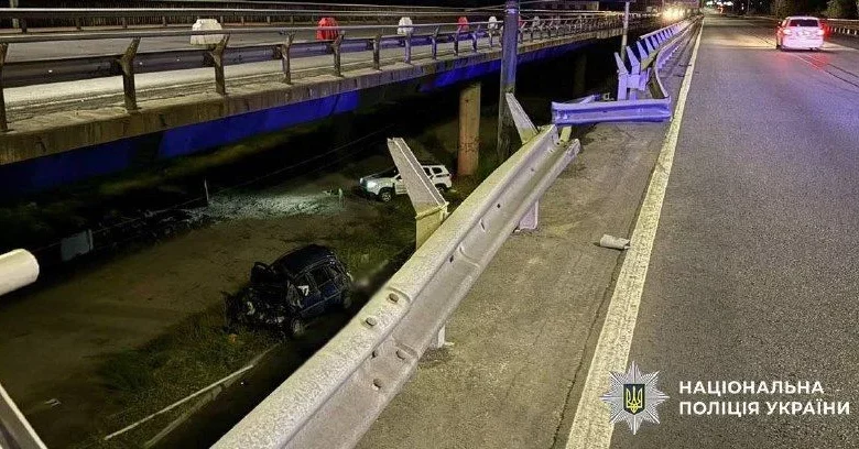 На Південному мосту в Києві Opel Zafira злетів із мосту: водій загинув
