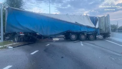 На трасі М-01 біля Семиполків ускладнено рух через ДТП з вантажівкою