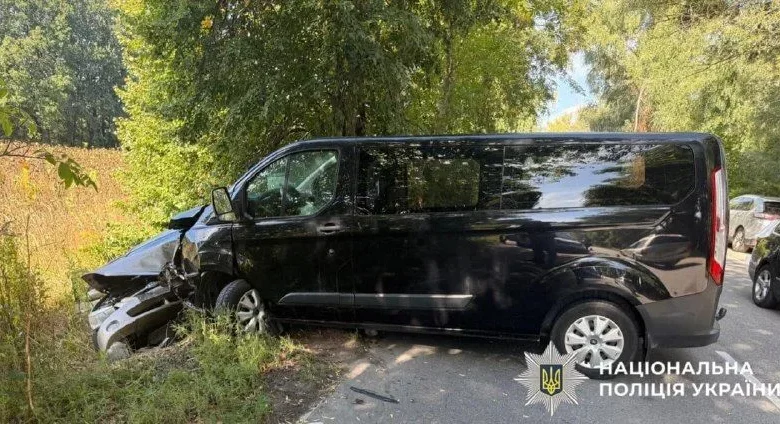 У Глевасі автомобіль Ford виїхав на зустрічну й зіткнувся з Kia: постраждав водій
