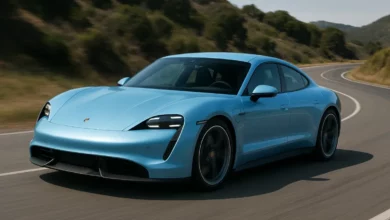 На зображенні представлений електричний спортивний автомобіль у яскраво-блакитному кольорі, що виконує динамічний поворот на…