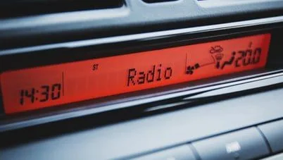 Французькі радіостанції вимагають зберегти безкоштовне радіо в нових авто