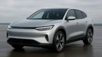 Електричний SUV з сучасним дизайном розташований спереду під кутом, демонструючи свої елегантні лінії та стильну решітку рад…