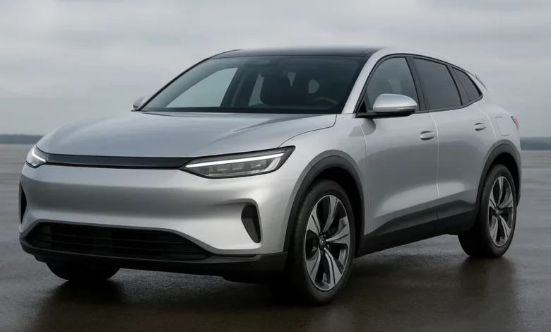 Електричний SUV з сучасним дизайном розташований спереду під кутом, демонструючи свої елегантні лінії та стильну решітку рад…