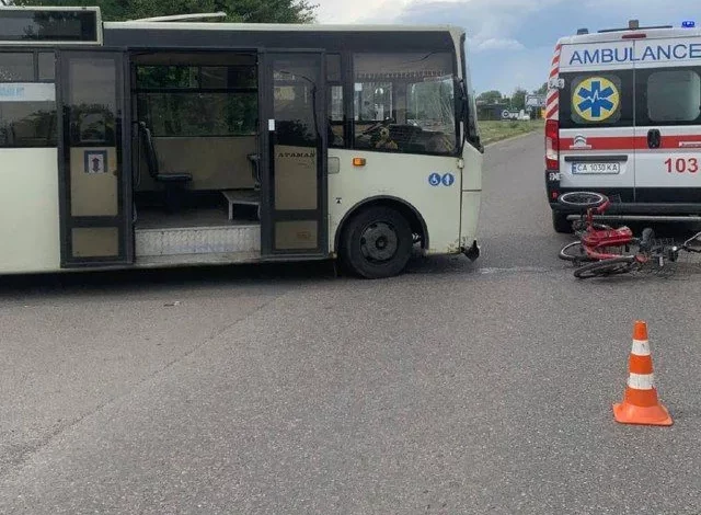 У Черкаському районі автобус ATAMAN збив велосипедиста на перехресті
