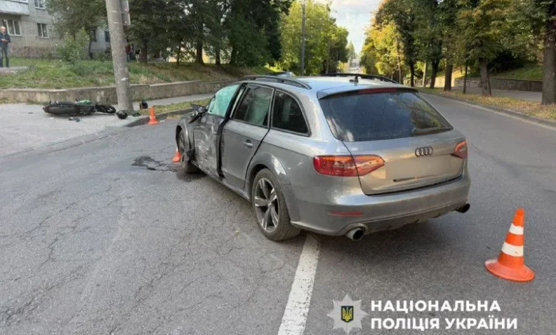 У Рівному зіткнулися Audi та мотоцикл Lifan: травмовані водій і пасажир