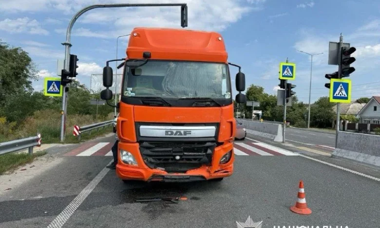 На трасі Київ — Чернігів вантажівка DAF виштовхнула Renault на пішохідний перехід: травмовано 16-річну дівчину