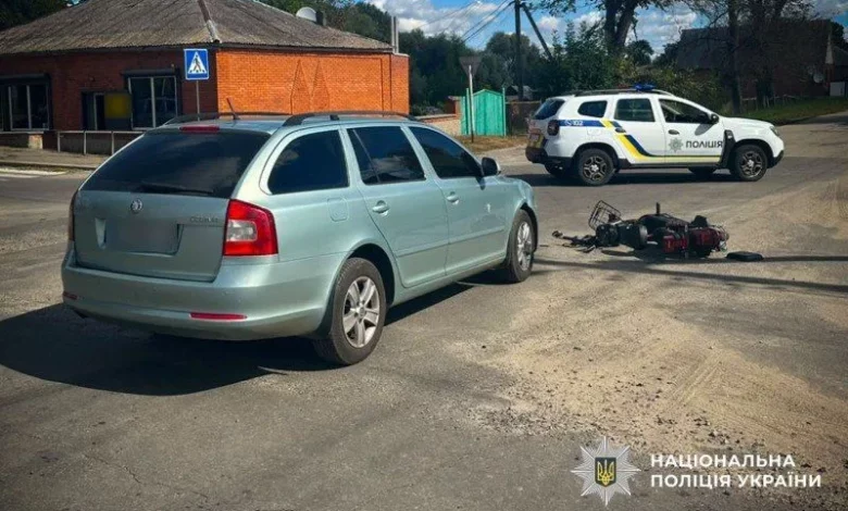 У Зінькові Skoda зіткнулася з електроскутером: травмовано водія
