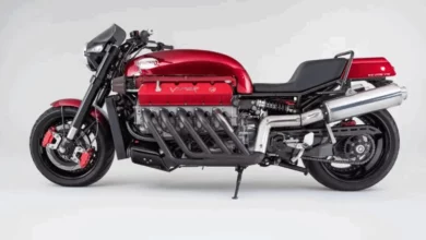 У Британії семеро волонтерів перевезли унікальний мотоцикл Viper V10 до зимового «дому»