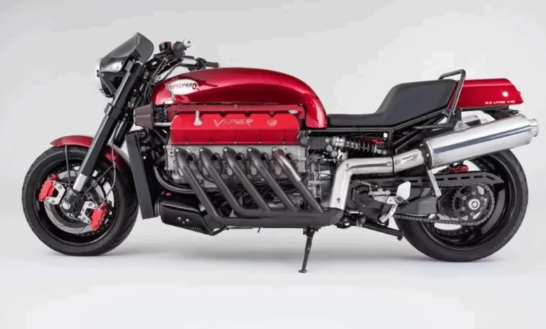 У Британії семеро волонтерів перевезли унікальний мотоцикл Viper V10 до зимового «дому»