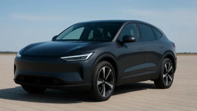 На зображенні представлений електричний SUV, який займає центральне положення у композиції з лівого переднього краю.