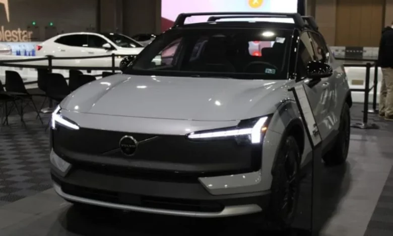 Volvo відкликає майже 10 000 електрокросоверів EX30 через дефект підголівників