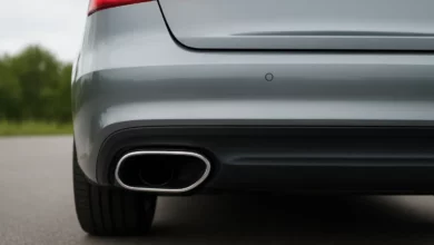 В зображенні зображено частину автомобіля з підкресленим вихлопом, зосередженим у правій частині кадру.