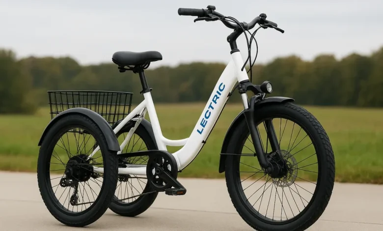 Lectric Trike2 електротрьохколісник стоїть.